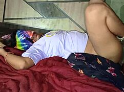 भारतीय गांव में रोमांटिक सेक्स देसी गर्लफ्रेंड के साथ पूरे हिंदी बाथरूम होममेड वीडियो में।