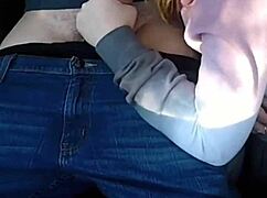 Roztomilá 18+ holka sebere v autě na velký čurák, sperma do pusy a úst