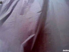 Intenzivní čůrání ve sprše od oholené sólo babe