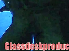 セクシーな濡れたモデルをソファでバックステージインタビューしてバックルームでオーラル中出し