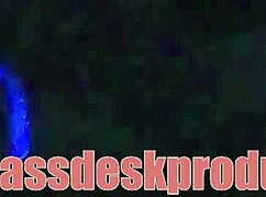 섹시한 젖은 모델을 백스테이지 소파에서 인터뷰하며 백룸에서 오럴 사정