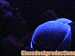 ik interview de sexy druipnatte model achter de schermen op bank voor oraal zaad in achterkamer