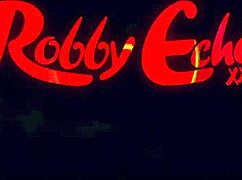 プールサイドで男がアナル弄りまくり誰でも見えちゃう