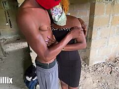 זוג נהנה מסקס חוץ עם ישבנים גדולים במהיר