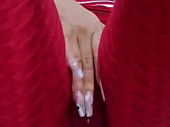 frotando mi co�o a traves de leggins hasta mojarlos delicioso - se moja y habla tan sucio que te hace excitar demasido