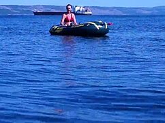 Nyt en båttur på Volga-elven i bikini.