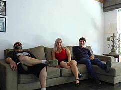 neverná manželka šuká s priateľom vedľa svojho cuckolda