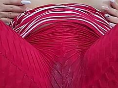 frotando mi co�o a traves de leggins hasta mojarlos delicioso - se moja y habla tan sucio que te hace excitar demasido