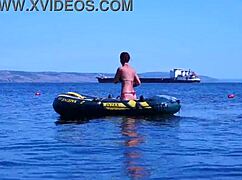 Užívanie si plavby loďou po Volge v bikinách