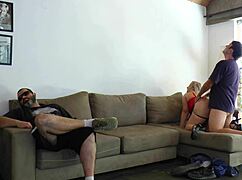 Sadakatsiz Eş Cuckold'un Yanında Arkadaşıyla Sikiyor