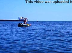 Užívanie si plavby loďou po Volge v bikinách