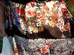 håret moden kvinne teaser i gjennomsiktig kjole utendørs