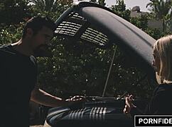 ريلي ريز الشقراء الساخنة طيزها تنك جامد