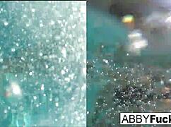 アビゲイル・マックとロミの水中バックステージ遊び