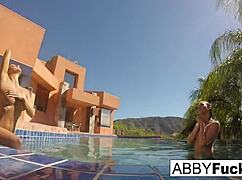 아비게일 맥과 로미가 백스테이지에서 수중 재미를 즐긴다