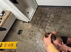 Veřejný sprchový oral a přistižená masturbace s obřím čurákem