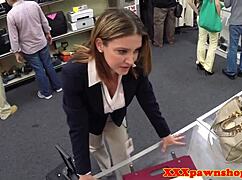 בחורה משרדית חשופת חזה, רוצה למשון את הכוס בשביל כסף מהיר במצלמה נסתרת?