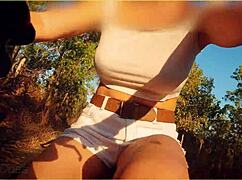 Niesamowita MILF pokazuje wielkie cycki na publicznej przejażdżce rowerowej? Odważ się obejrzeć