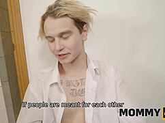 Nur schwitzen um ihre rasierte Cougar-Muschi tropfen zu lassen.