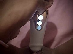 Senti suoni succosi mentre mi masturbo con giocattolo