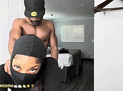 Ich bin verrückt nach dieser sexy Arsch-Braut, die sich mit Dildo fickt vor echtem Schwanz!