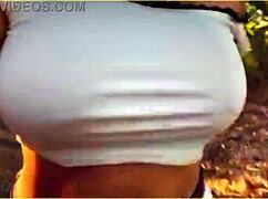 Geweldige milf flasht grote tieten op openbare fietstocht? Durf je te kijken