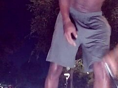 Adegan Rumahan Gadis Brunette Cantik dengan Paman