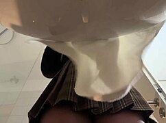 Große Titten großer Arsch blonde Schlampe in Strumpfhose und Heels macht Striptease im Bad