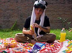 Hast du schon mal gesehen, wie Laras Picknick zu einer wilden Kotz-Fetisch-Szene wird?