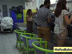 सेक्सी टीन 18+ ब्रूनेट निक्की मार्स की बड़ी गैंड को जैसन लेजेंड ने पब्लिक लॉन्ड्रोमैट में चोदा!