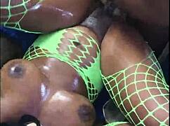 صديق بناء عضلي ينيك فتاة في وضعية التبشيري أثناء الصيام الكاثوليكي.