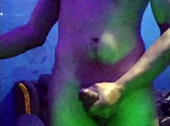 Сексуальная латиноска-училка бреет пизду и дрочит с учениками на тусовке