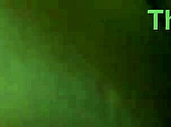 Con mi novia en la peluquería, le pongo maquillaje 18+ y salta sobre mi polla para follar