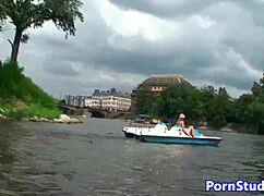 Ik rijd naakt op een waterfiets in het openbaar, oeps kleren gescheurd