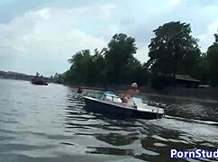 Ik rijd naakt op een waterfiets in het openbaar, oeps kleren gescheurd