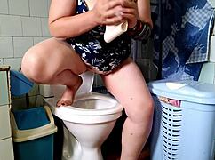 Γουάου, δες αυτή την καμπύλη γατούλα να γίνεται βρώμικη στην τουαλέτα μου!