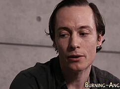 הפאנקית הפטישיסטית הזו מוכנה לחדירה כפולה וגמר בפה?