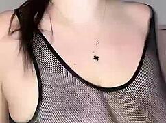 أنا بنيك البزاز الطبيعية الكبيرة دي بالجوارب من فوق