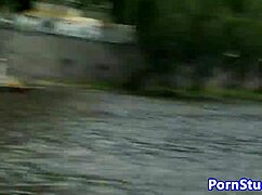 Ik rijd naakt op een waterfiets in het openbaar, oeps kleren gescheurd