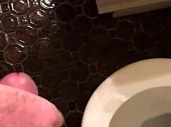 Guarda questo tipo che si sega il cazzo mostro enorme!