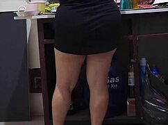 Хващам мащехата си докато чисти къщата