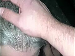 Schiava milf fa pompino al gloryhole, riceve facial.