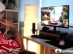 Follo navideño travieso en cocina expuesto y le encanta rudo