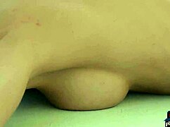 Sleduj, jak perky velké prsa blondýna evropská modelka trhá šaty v intenzivním striptýzu odhalujícím oholenou kundičku a prdel