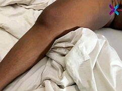 Azgın madam yeni ev hizmetçisi tarafından devasa sikle sikiliyor, ön sevişmede kıyafetler yırtılıyor