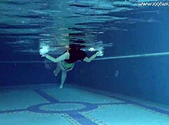 Ali Diana Rius dotika svoje vroče joške pod vodo?