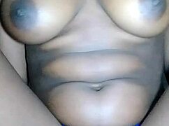 Δες την αφρικανική πούτσα της να γαμάται μέχρι να τελειώσει σε αυτή την έντονη σκηνή.