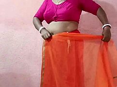 Indiană brunetă curvy în saree își arată frumusețea chubby uluitoare