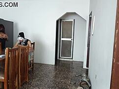 Γαμώ, αυτή η πόρνη υπηρέτρια δείχνει τον κώλο της στην κάμερα! 😍