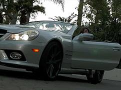 Aspen Ora, horny in sama, dobi trdo jebanje na kavču